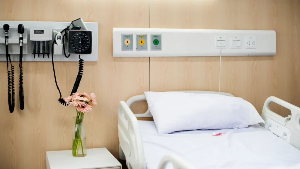 Chambre d'un centre hospitalier équipée d'installations électriques