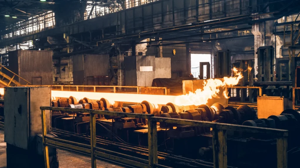 Tube d'acier en sortie de four dans une usine sidérurgique