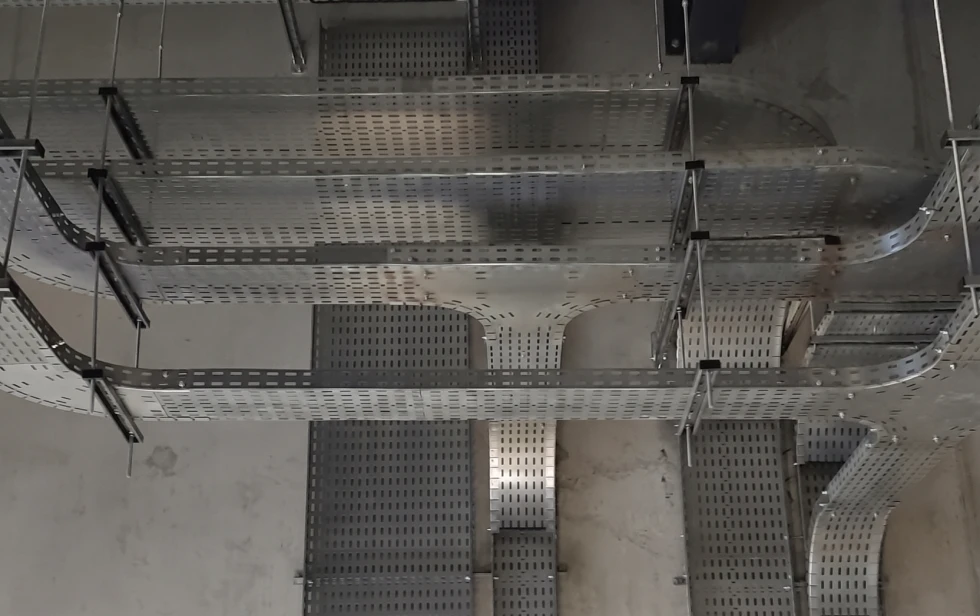 Chemins de câbles posés en plafond par DG Cables